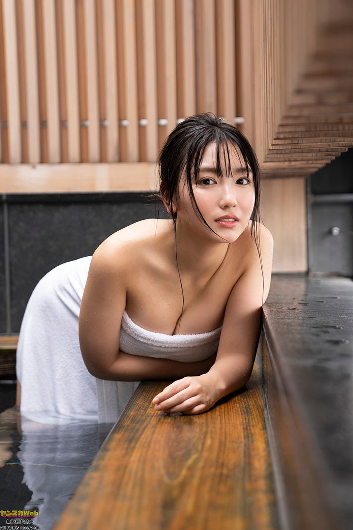 沢口愛華、濡れ肌＆豊満バストで魅了