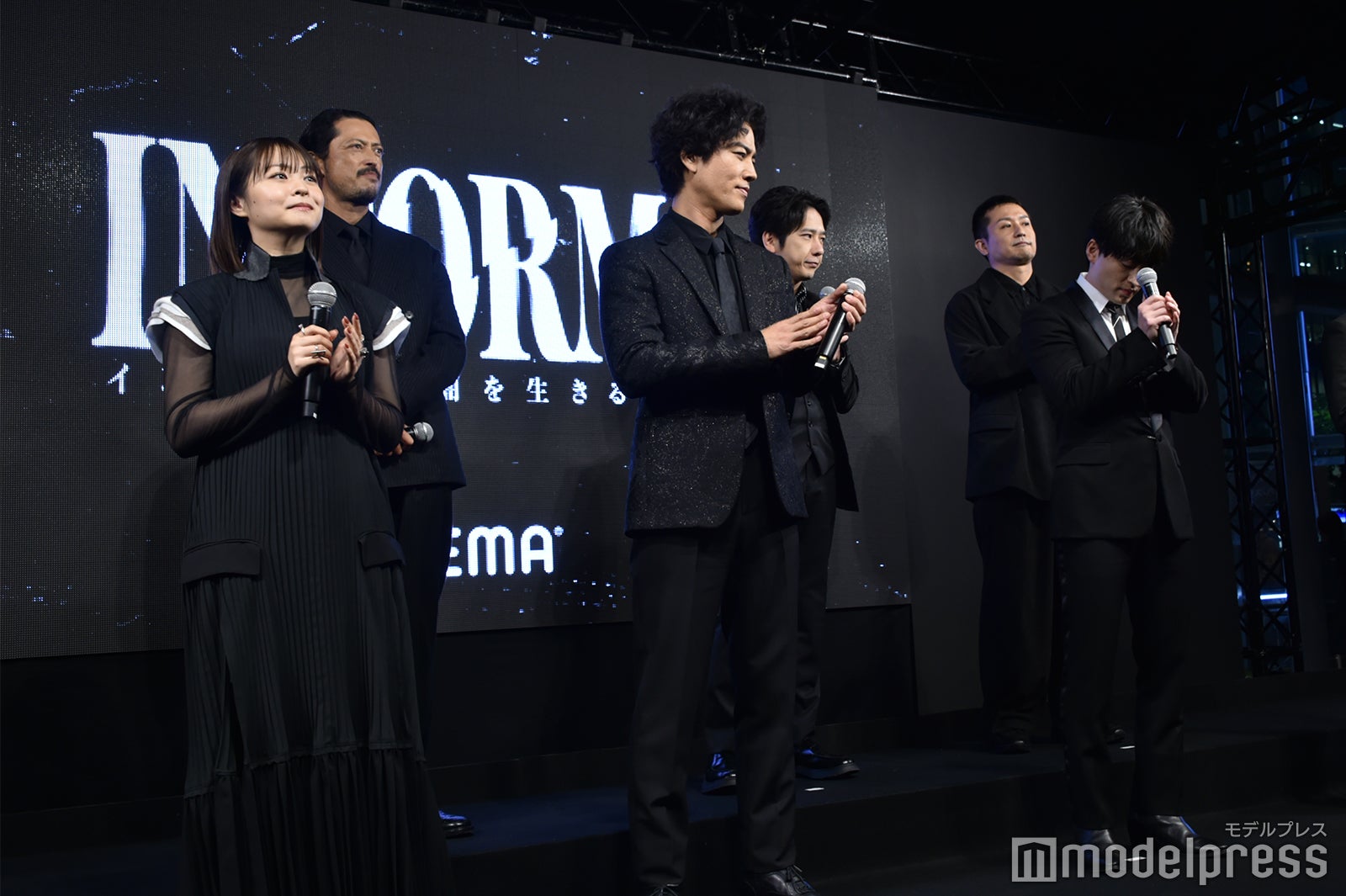 （後列左から）池内博之、二宮和也、逢坂元監督（前列左から）莉子、桐谷健太、佐野玲於（C）モデルプレス