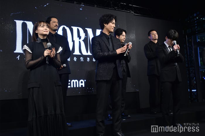 (後列左から)池内博之、二宮和也、逢坂元監督(前列左から)莉子、桐谷健太、佐野玲於(C)モデルプレス