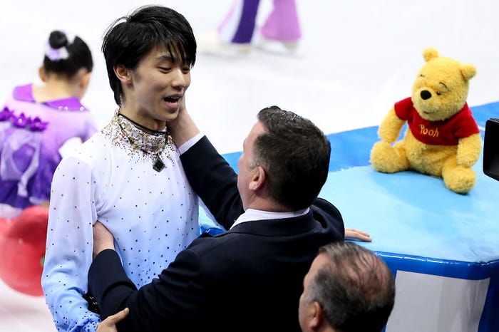 羽生選手&コーチの喜びの瞬間を見つめるプーさん(Photo by Getty Images)