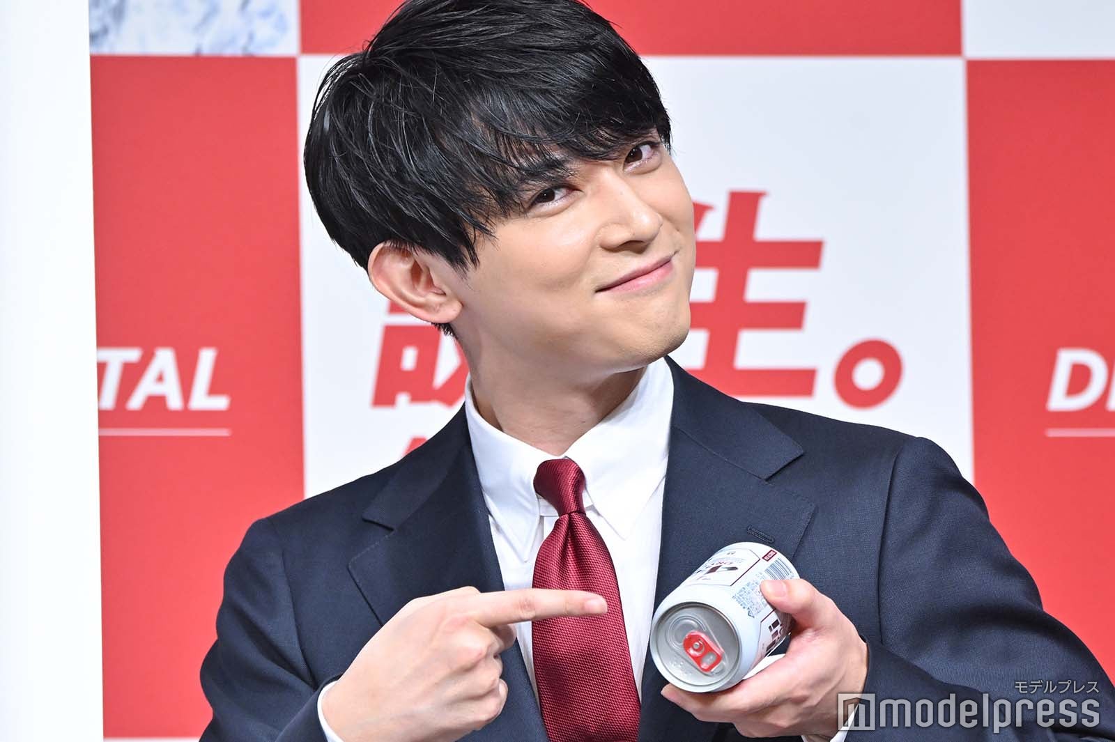 茶目っ気を見せる吉沢亮（C）モデルプレス