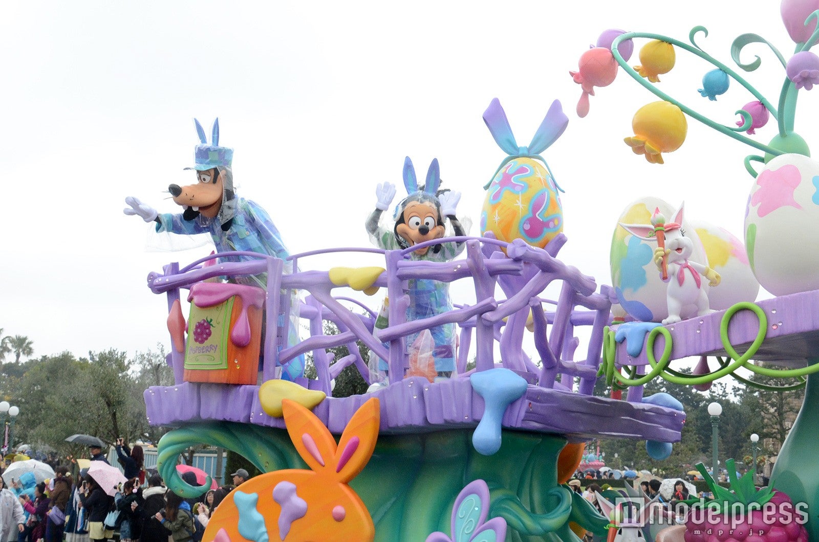 「ヒッピティ・ホッピティ・スプリングタイム」雨天バージョン（C）モデルプレス