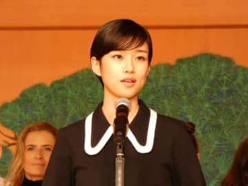 河合優実 クラシックスタイルが似合いすぎる！バイカラー襟の黒色ワンピ＆白タイツが綺麗「フランス映画祭」に登場