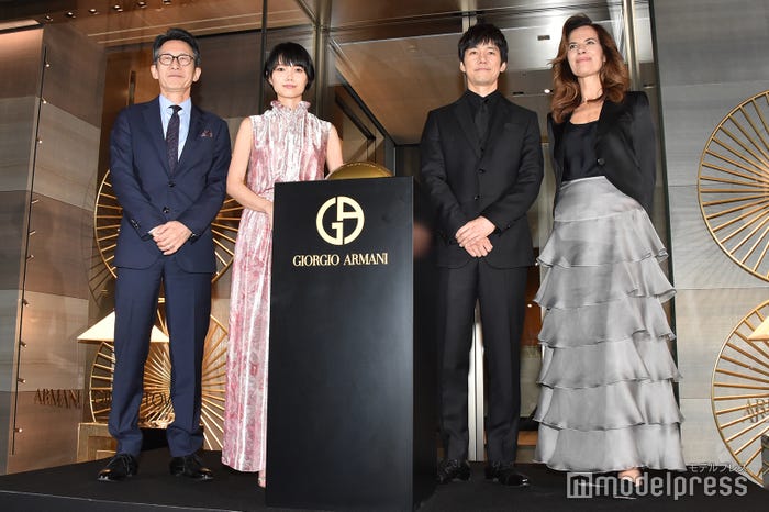 (中央)宮崎あおい、西島秀俊(C)モデルプレス