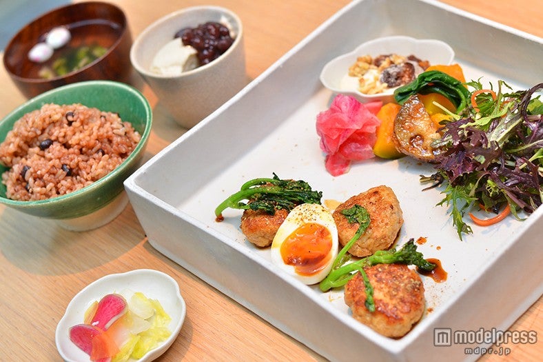 ほんのり甘いもちもちの酵素玄米とバランスの良い植物性のおかずが味わえる「地鶏つくねの照り焼き定食」￥1，550