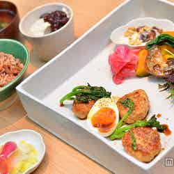 ほんのり甘いもちもちの酵素玄米とバランスの良い植物性のおかずが味わえる「地鶏つくねの照り焼き定食」¥1,550