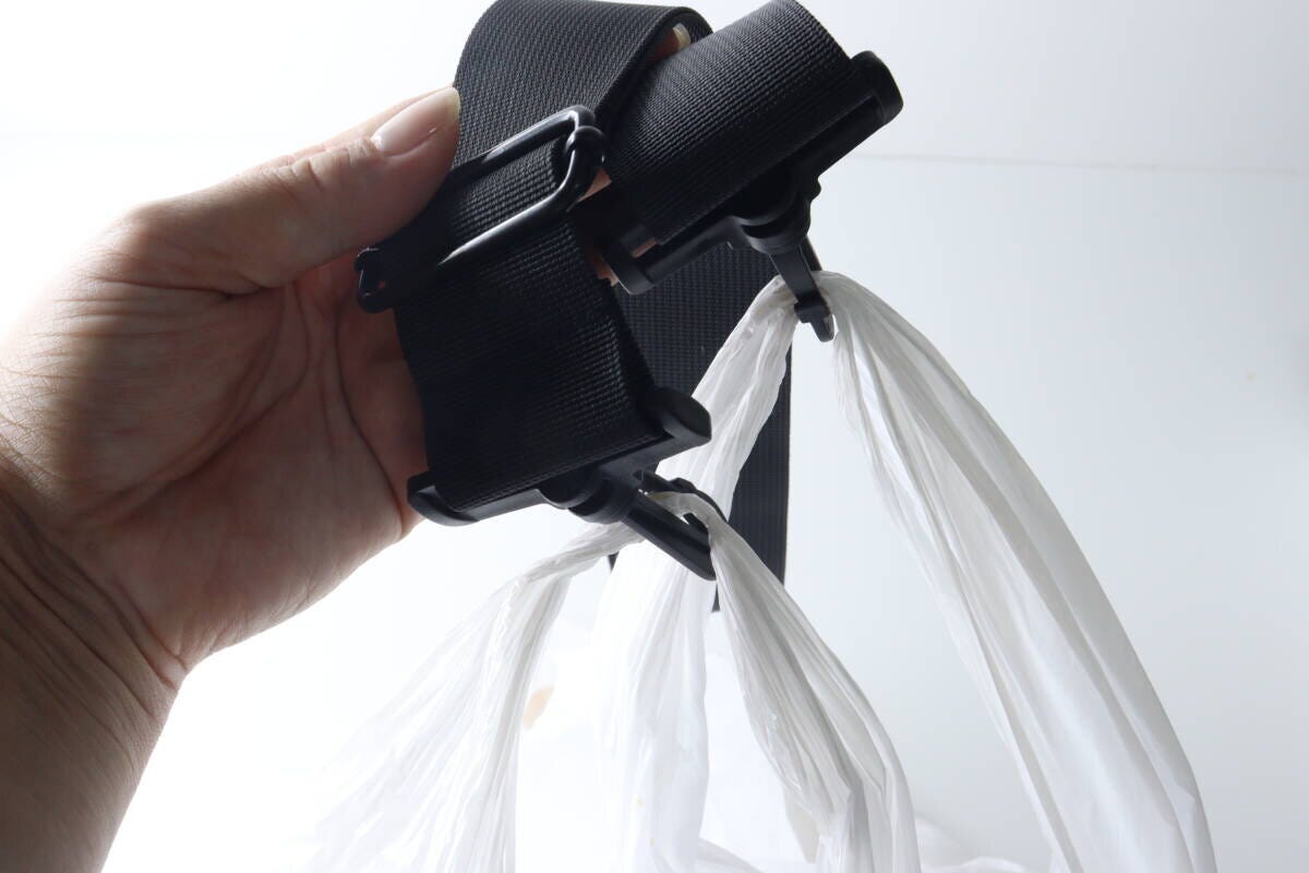 ストラップのフックに買い物袋のビニール袋を複数提げる