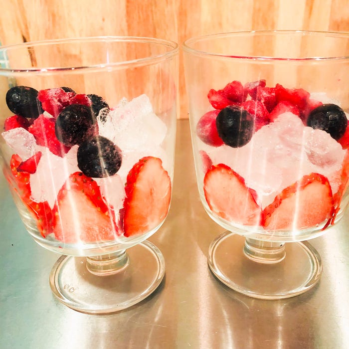 手順2:氷をいちごの上まで入れミックスベリーを入れる/画像提供:柏原歩