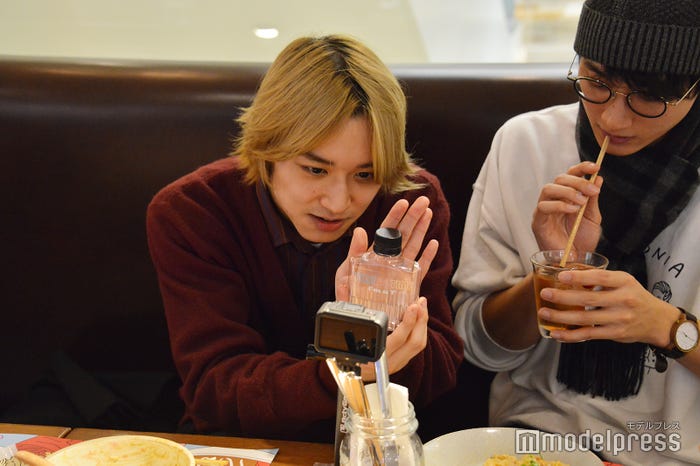 松岡広大、YouTuber風の仕草(C)モデルプレス
