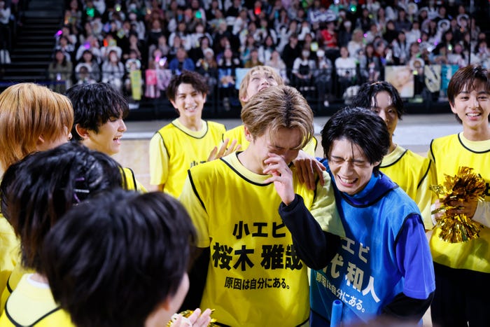 号泣する桜木雅哉に駆け寄る杢代和人と小エビメンバー「BACHI!BACHI!世代対抗ガチンコリレー!」(C)「DAN!DAN!EBiDAN!」製作委員会/笹森健一、高橋定敬