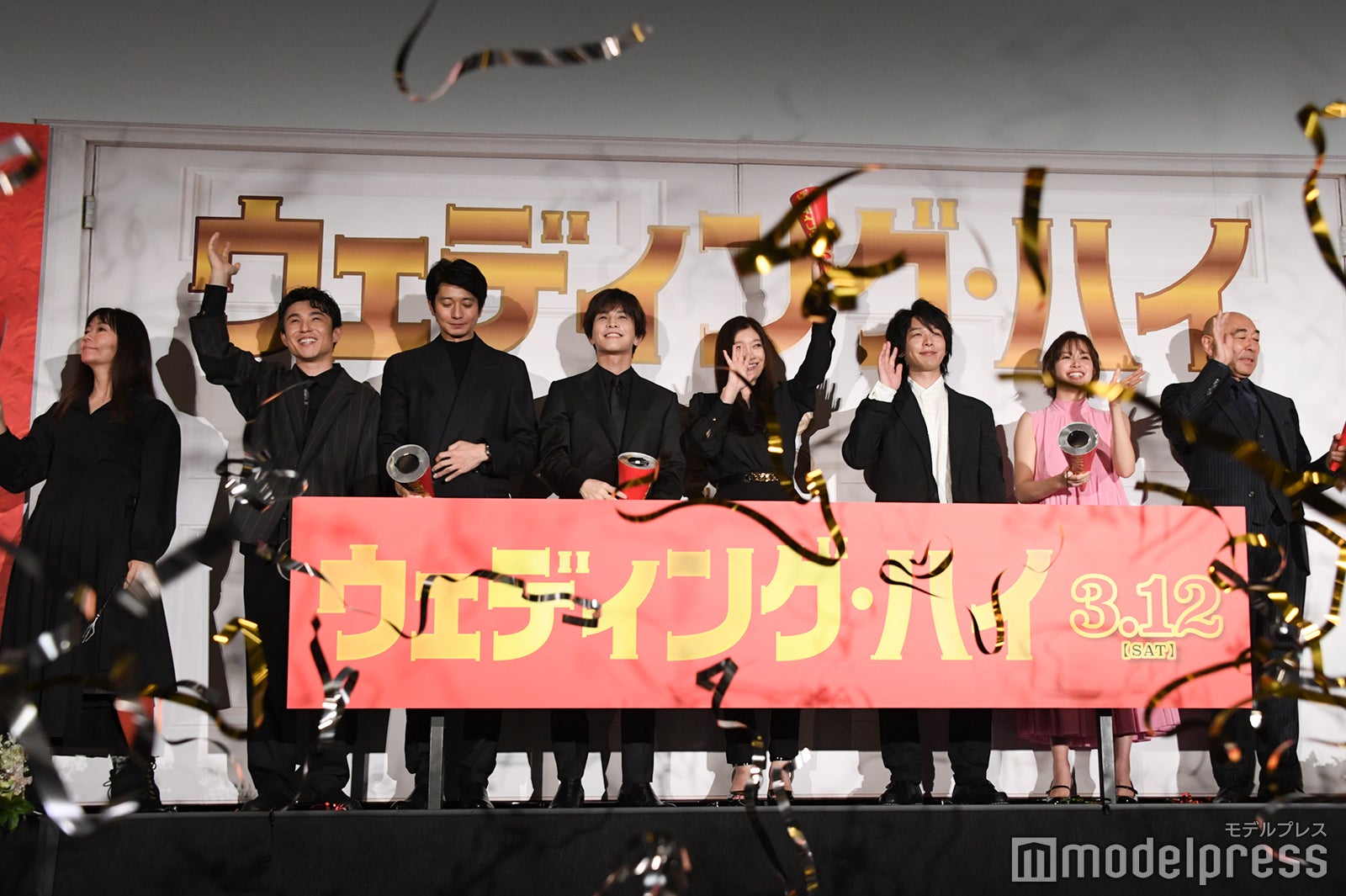 金テープに囲まれる（左から）大九明子監督、中尾明慶、向井理、岩田剛典、篠原涼子、中村倫也、関水渚、高橋克実 （C）モデルプレス