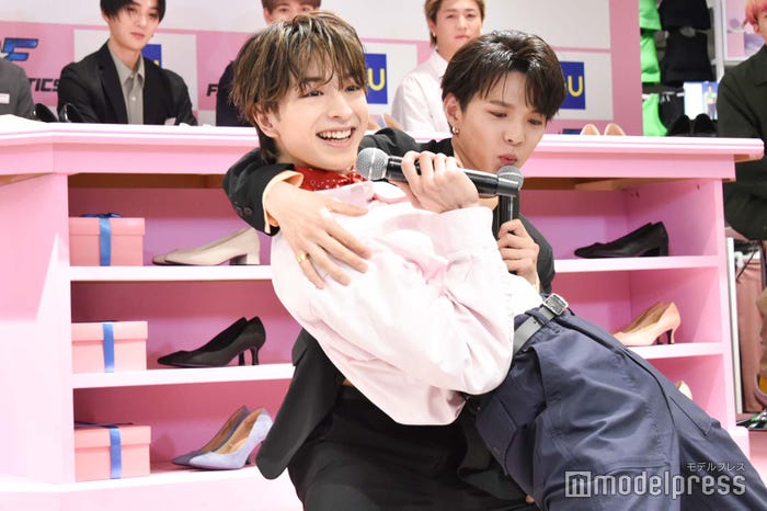 “慧子ちゃん”木村慧人を受け止める佐藤大樹 (C)モデルプレス
