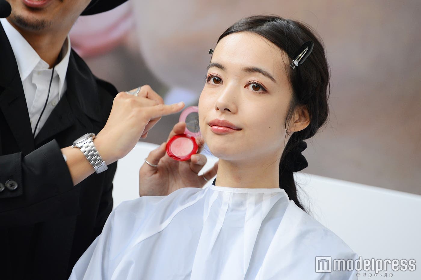 チークは全体のバランスを見て薄めに (C)モデルプレス