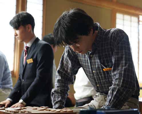吉沢亮、真剣な眼差しで対局に臨む 映画「AWAKE」場面写真&本編小ネタ公開