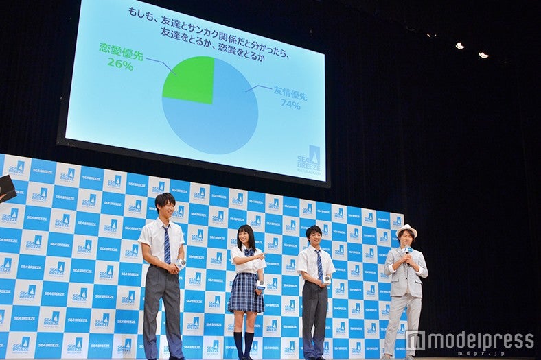 三角関係にまつわるトークを展開（C）モデルプレス