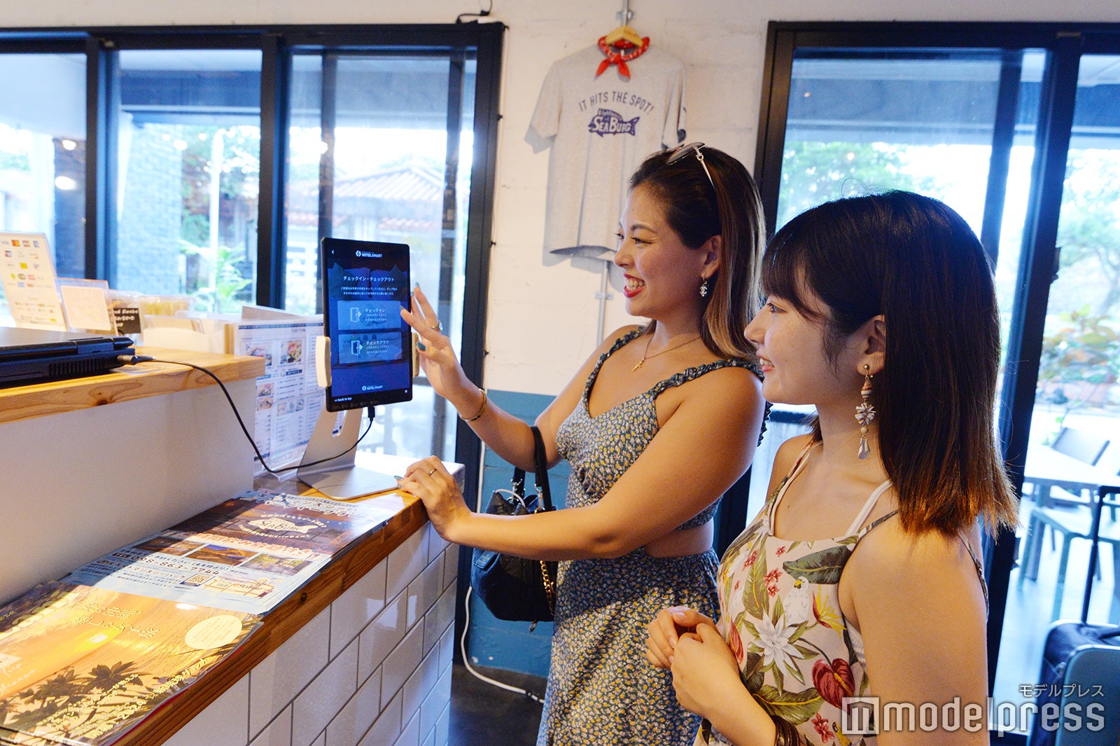 タブレットでセルフチェックイン手続き（C）モデルプレス