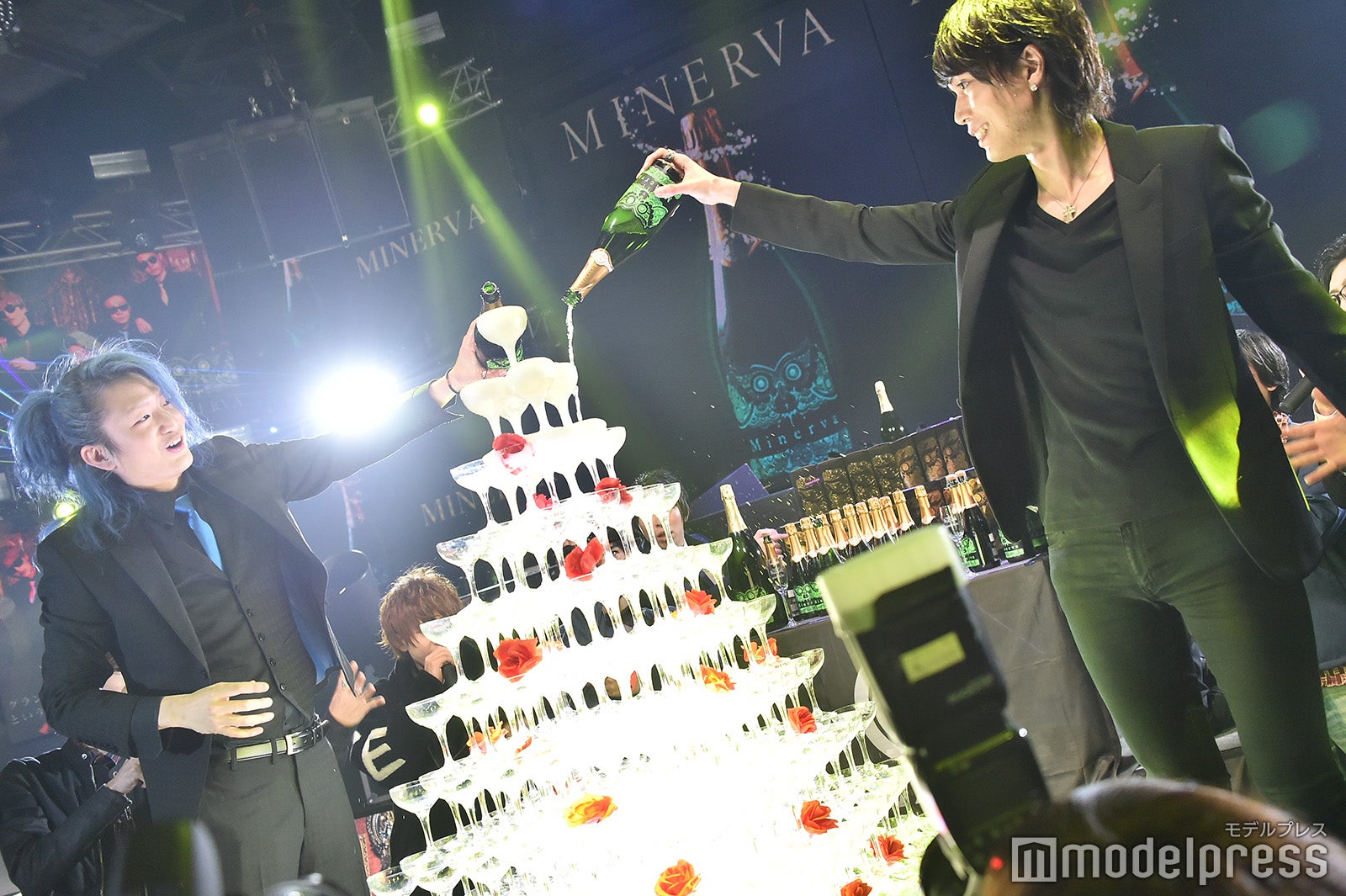 （左から）DJ社長、愛夢路澪（C）モデルプレス