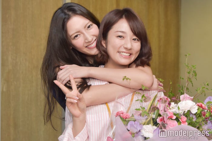 木村文乃「ボク、運命の人です。」クランクアップ!菜々緒(左)もサプライズで駆けつける (C)モデルプレス