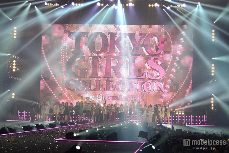 赤西仁、復帰後初の公の場　佐々木希、菜々緒ら美女モデルと豪華競演