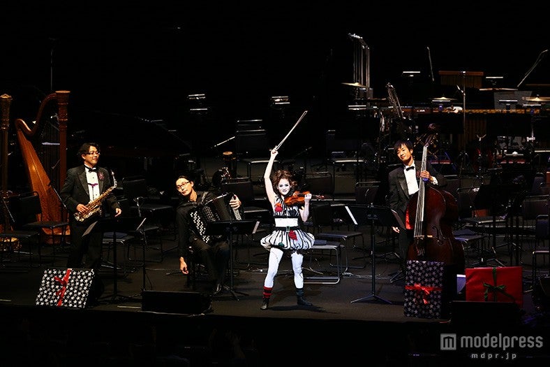 仮装をして演奏を披露（C）清水隆行