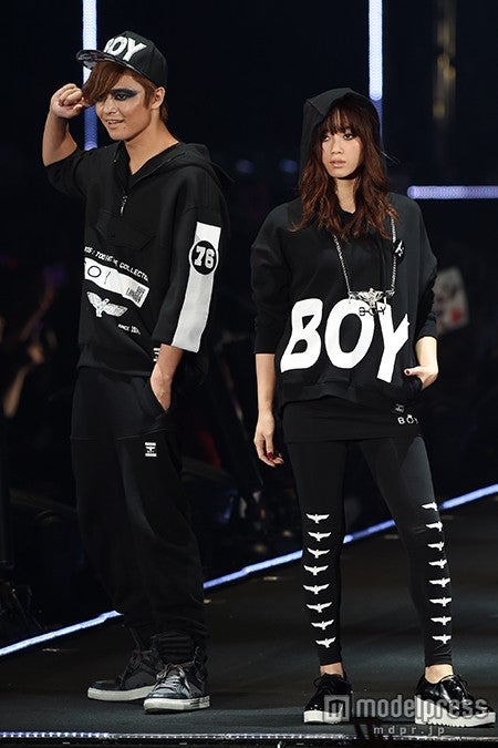 宮城舞＆鈴木勤、オールブラックのペアコーデでクール＆ダークに魅了 斬新メイクで沸かす＜TGC2015A／W＞　