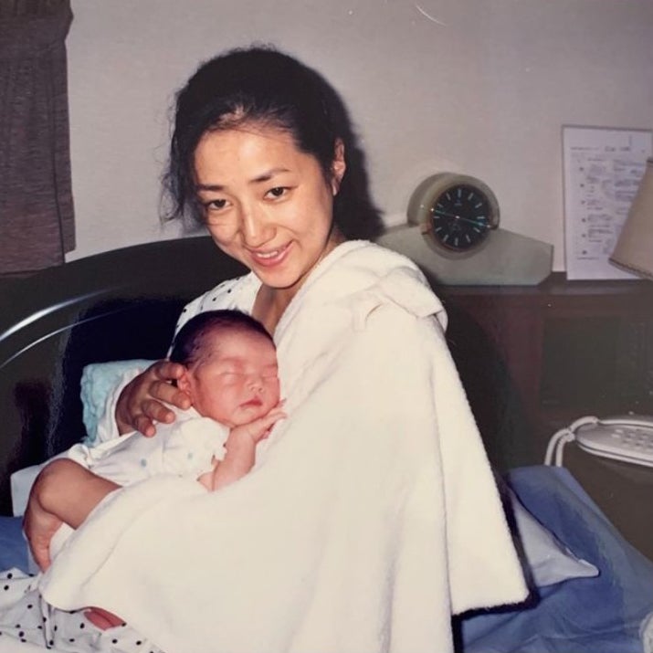 第1子出産のすみれ、母としての決意語る 実母・松原千明との過去写真公開