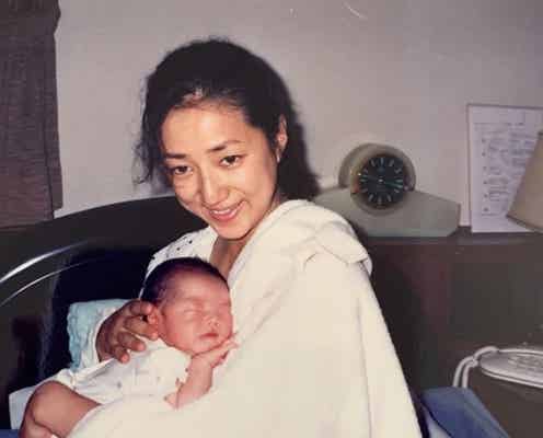 第1子出産のすみれ、母としての決意語る 実母・松原千明との過去写真公開