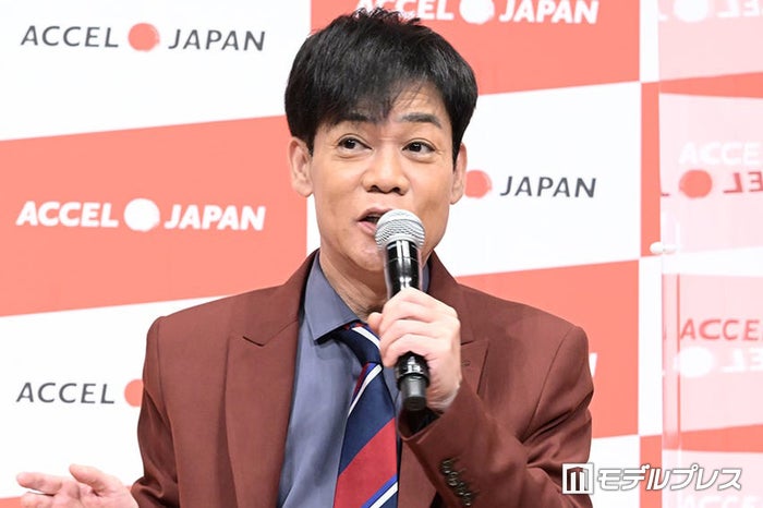 名倉潤、娘の誕生日祝いで家族ショット「娘さんおめでとうございます」「素敵な家族写真ですね」の声