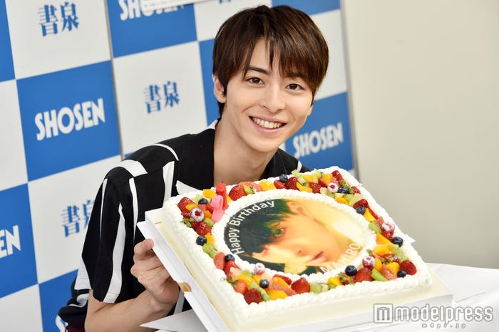 バースデーケーキと一緒にフォトセッション(C)モデルプレス