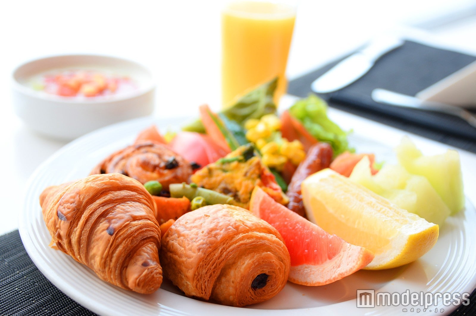 朝食一例（C）モデルプレス