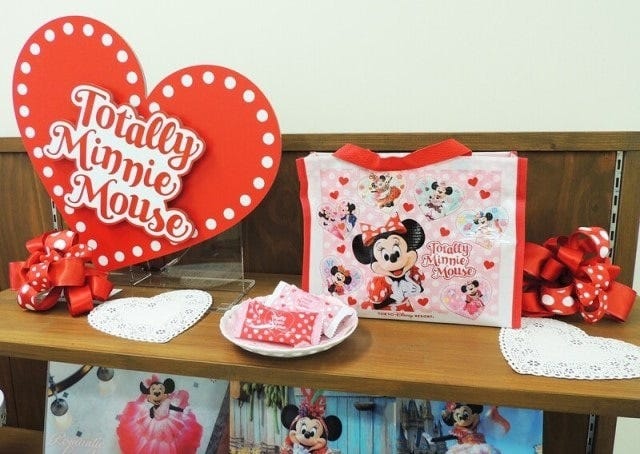 かわいいバッグに入ったアーモンドチョコレートバー1600円。ミルク味、ホワイト味各14個入り