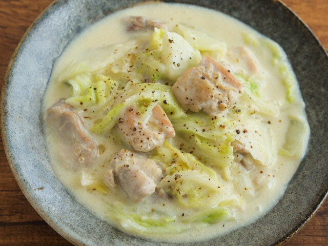 器に盛り、お好みで黒こしょうをかける。