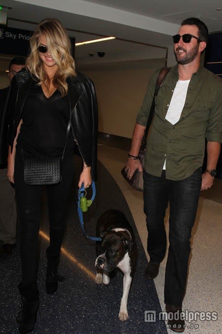 ロサンゼルス空港でジャスティン&愛犬ハーレイと。WENN.com/Zeta Image