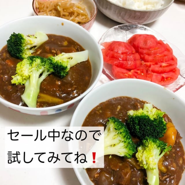 業務シチューを作ってお皿に盛りつけ食卓に並べた写真