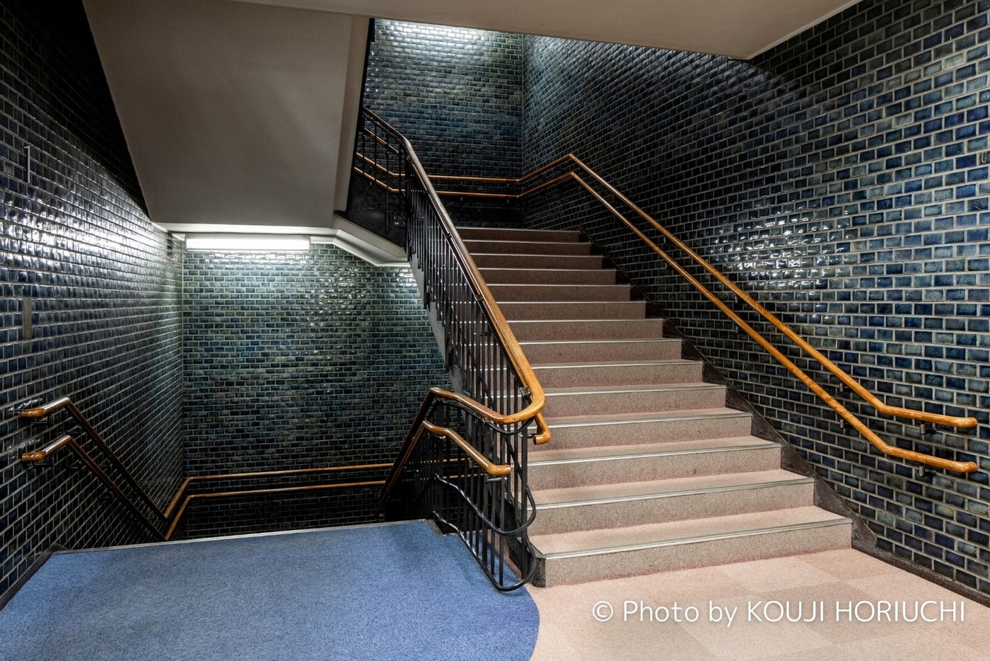 旧市庁舎内の艶のある青い磁器質タイル(提供写真)