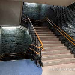 旧市庁舎内の艶のある青い磁器質タイル(提供写真)