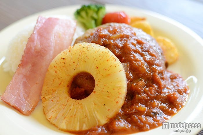 厚切りのパイナップルとハンバーグ