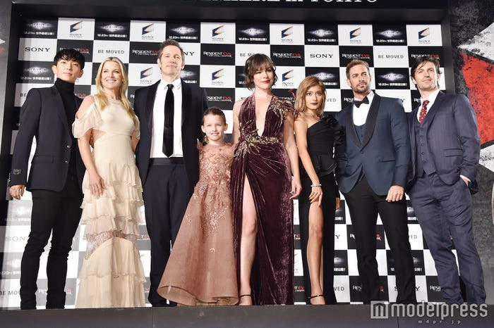 (左より)イ・ジュンギ、アリ・ラーター、ポール・W・S・アンダーソン監督、エヴァ・アンダーソン、ミラ・ジョヴォヴィッチ、ローラ、ウィリアム・レヴィ、オーエン・マッケン (C)モデルプレス