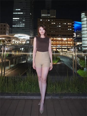8.5頭身ソプラノ歌手、ショートパンツから美脚スラリ 秋コーデに惚れ惚れ「プロのモデルさん？」