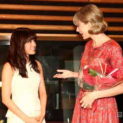 前田敦子(左)とテイラー・スウィフト(右)/撮影:yoshika horita