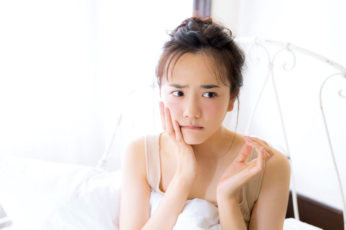 肌の不調は、長時間のメイクが原因かも?(モデル:松井愛莉)/画像提供:主婦の友社