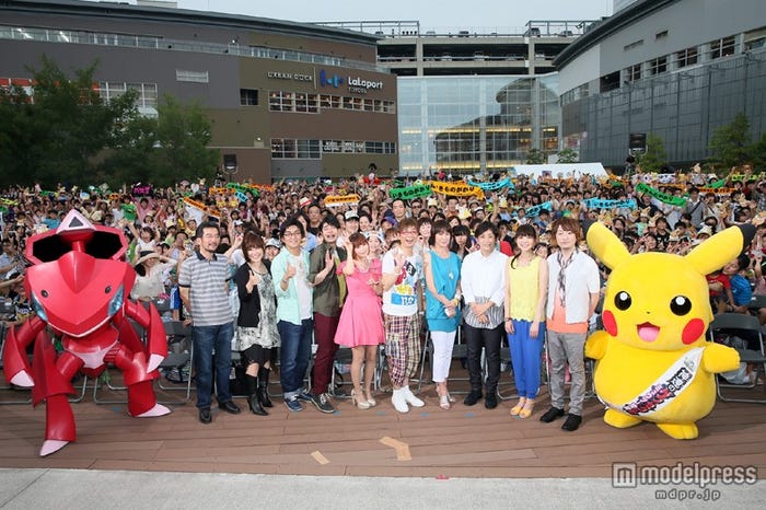 左から:湯山邦彦監督、松本梨香、平成ノブシコブシ(徳井健太&吉村崇)、中川翔子、山寺宏一、高島礼子、いきものがかり(水野良樹&吉岡聖恵&山下穂尊)