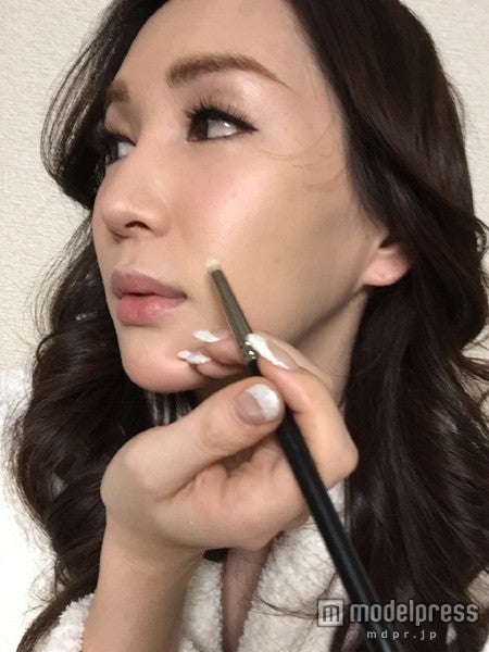 より立体的に4見えるように