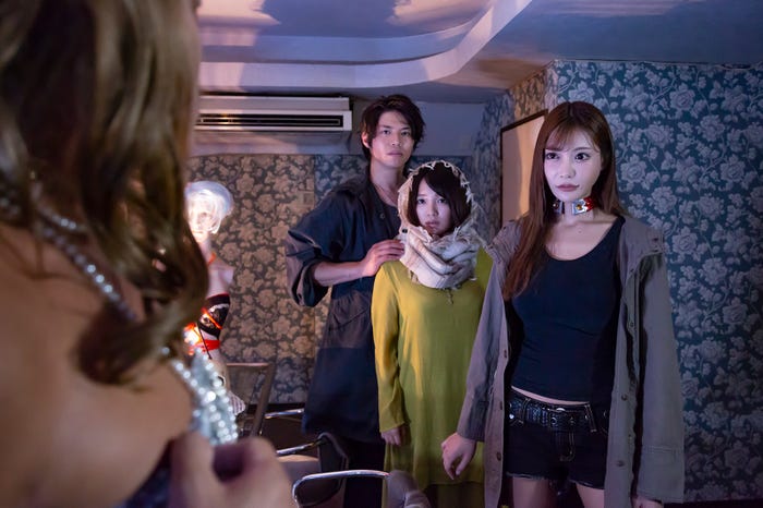 青柳尊哉、天木じゅん、明日花キララ (C)「IRON GIRL FW」製作委員会