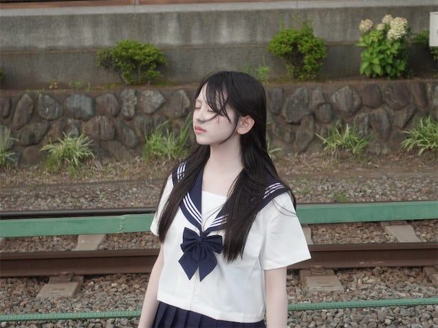 カジサックの高2長女、白肌映えるセーラー服姿を披露「儚い透明感すごい」「可愛すぎるでしょ」