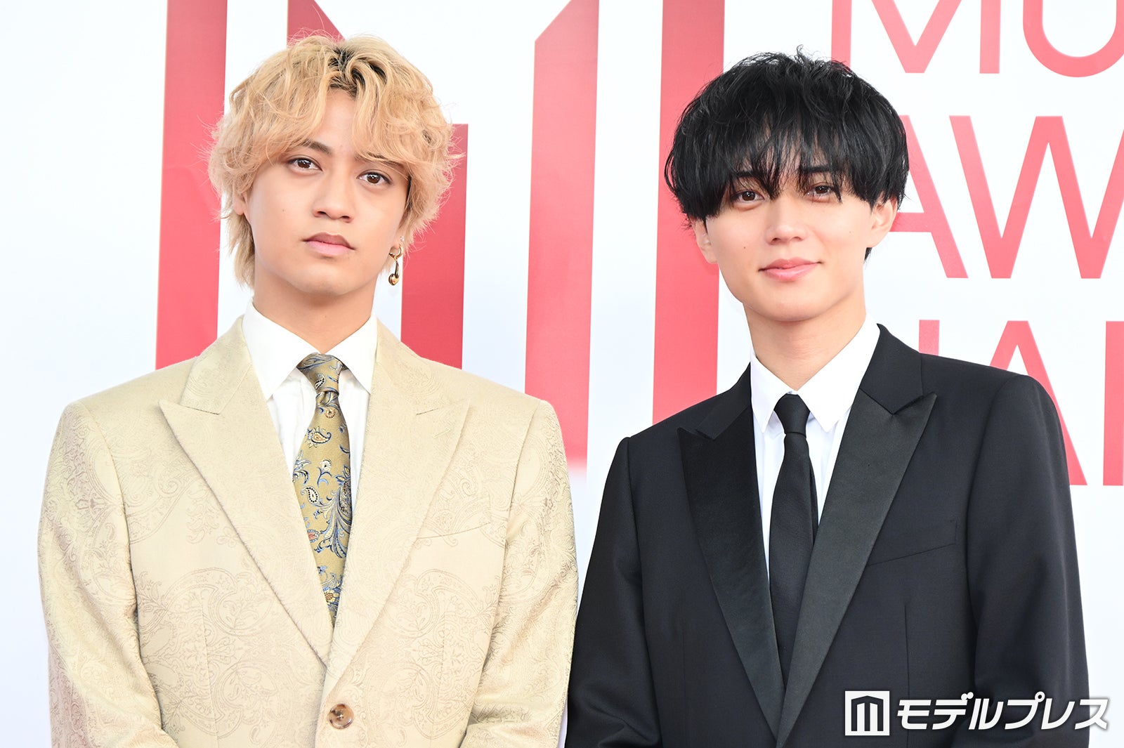 King ＆ Prince、メンカラ思わせる対照的なスーツ姿 レカペで歓声にも応える【MAJ2026】