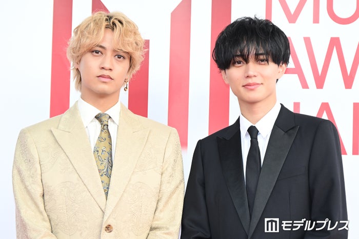 King ＆ Prince、メンカラ思わせる対照的なスーツ姿 レカペで歓声にも応える【MAJ2026】
