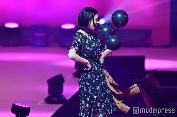 三吉彩花の“やめてやめて”ポーズ(C)モデルプレス