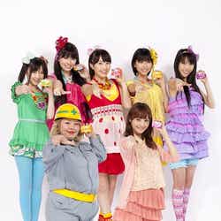 新メンバーのももいろクローバーZ(後列)と佐々木希(前列右)、渡辺直美(前列左)