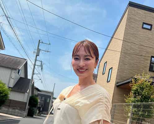 新山千春「旦那さんとぶらり散歩」ノースリーブのデートコーデ披露「眼鏡姿が素敵」「可愛い」と反響